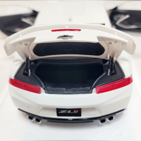 AUTOart Chevrolet Camaro ZL1 Summit White 1/18 Composite Diecast Model Car 71206 - Picture 13 of 16